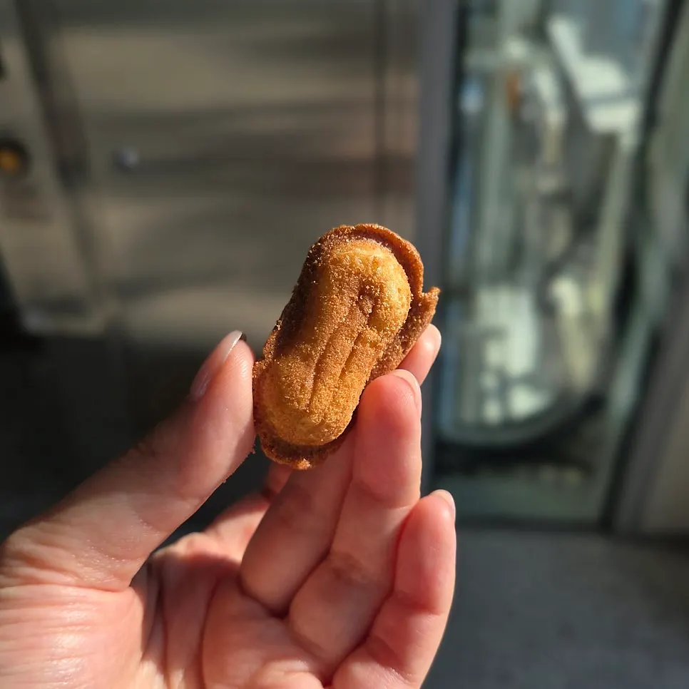 한 손에 쥔 바삭한 땅콩빵