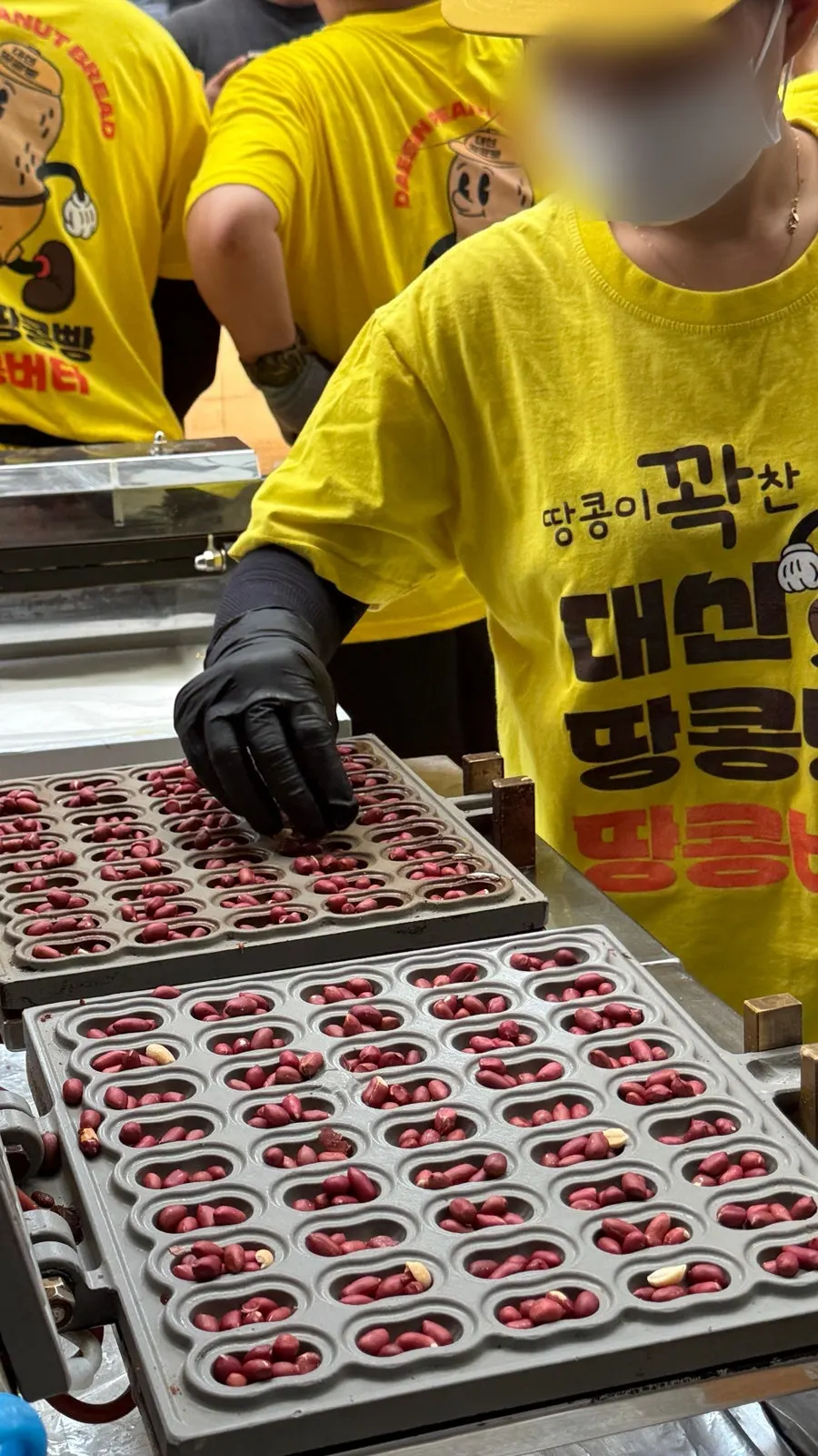 북적이는 서문시장 대신땅콩빵 앞 풍경