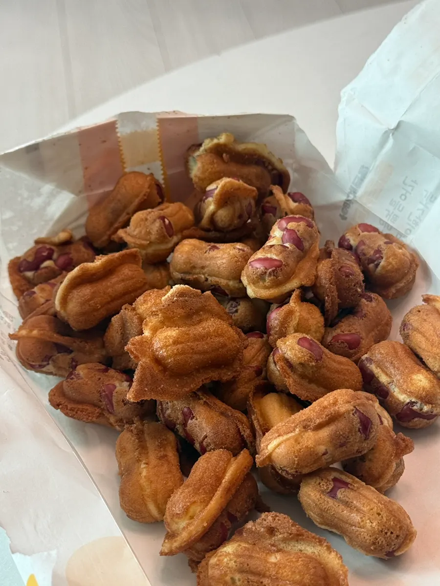 땅콩이 박힌 한입 크기 땅콩빵