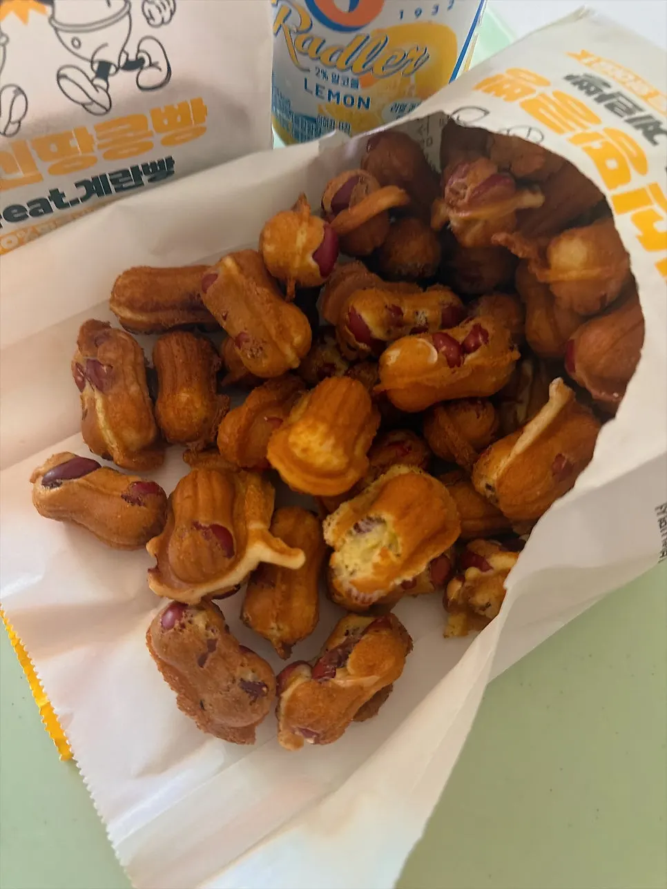 통땅콩이 박힌 땅콩빵 단면