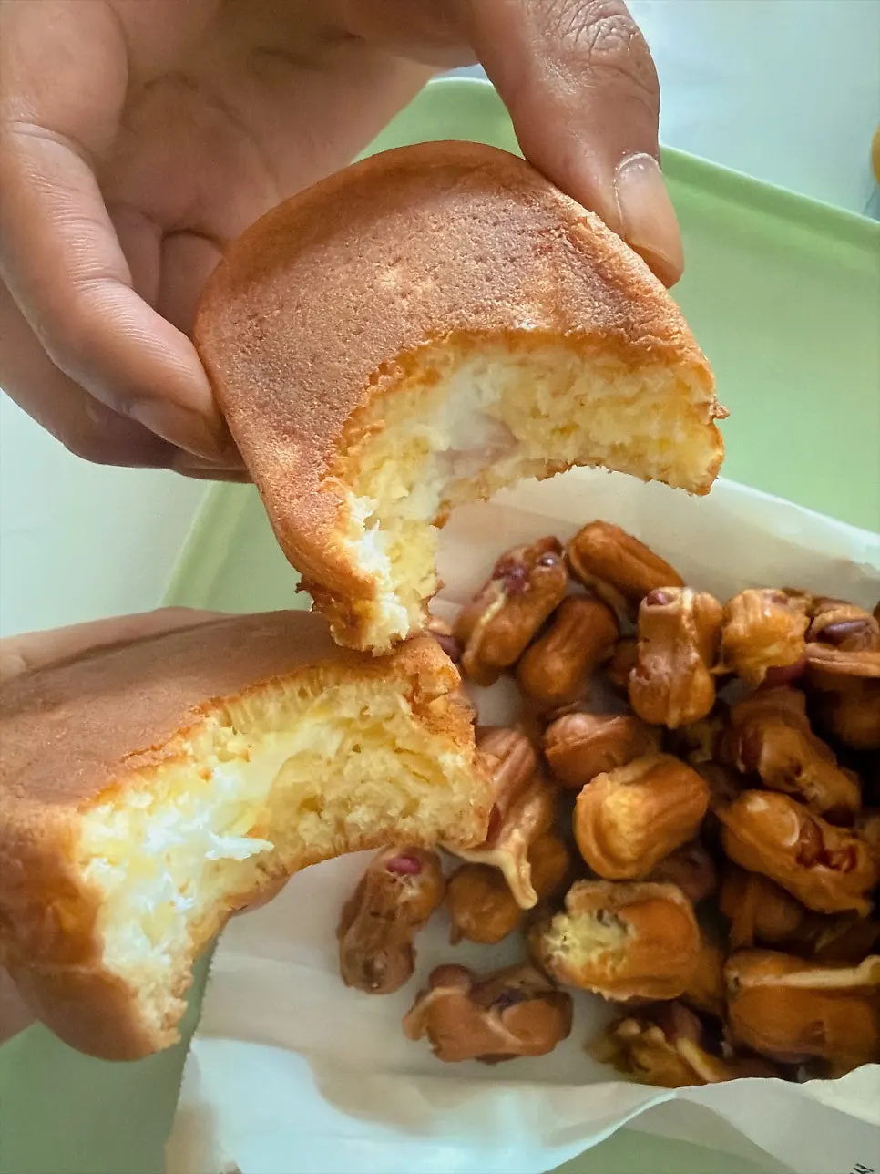 음료와 함께 차린 계란빵 간식상