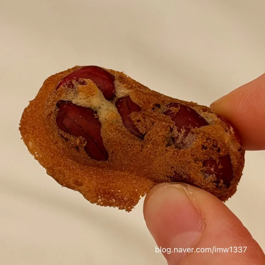 Daesin Peanut Bread's peanut bread served on a plate