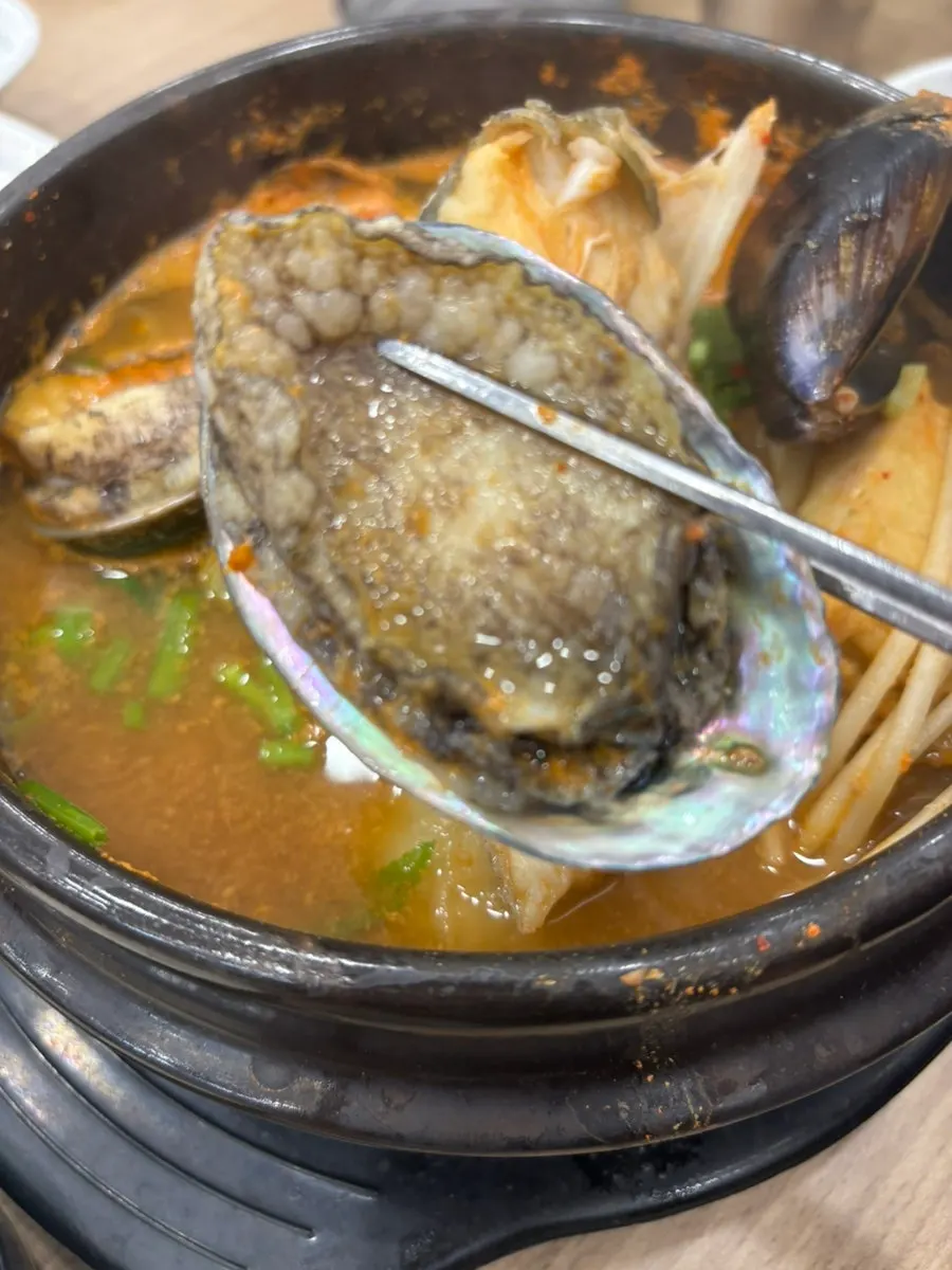 활전복이 올라간 청국장 해물뚝배기