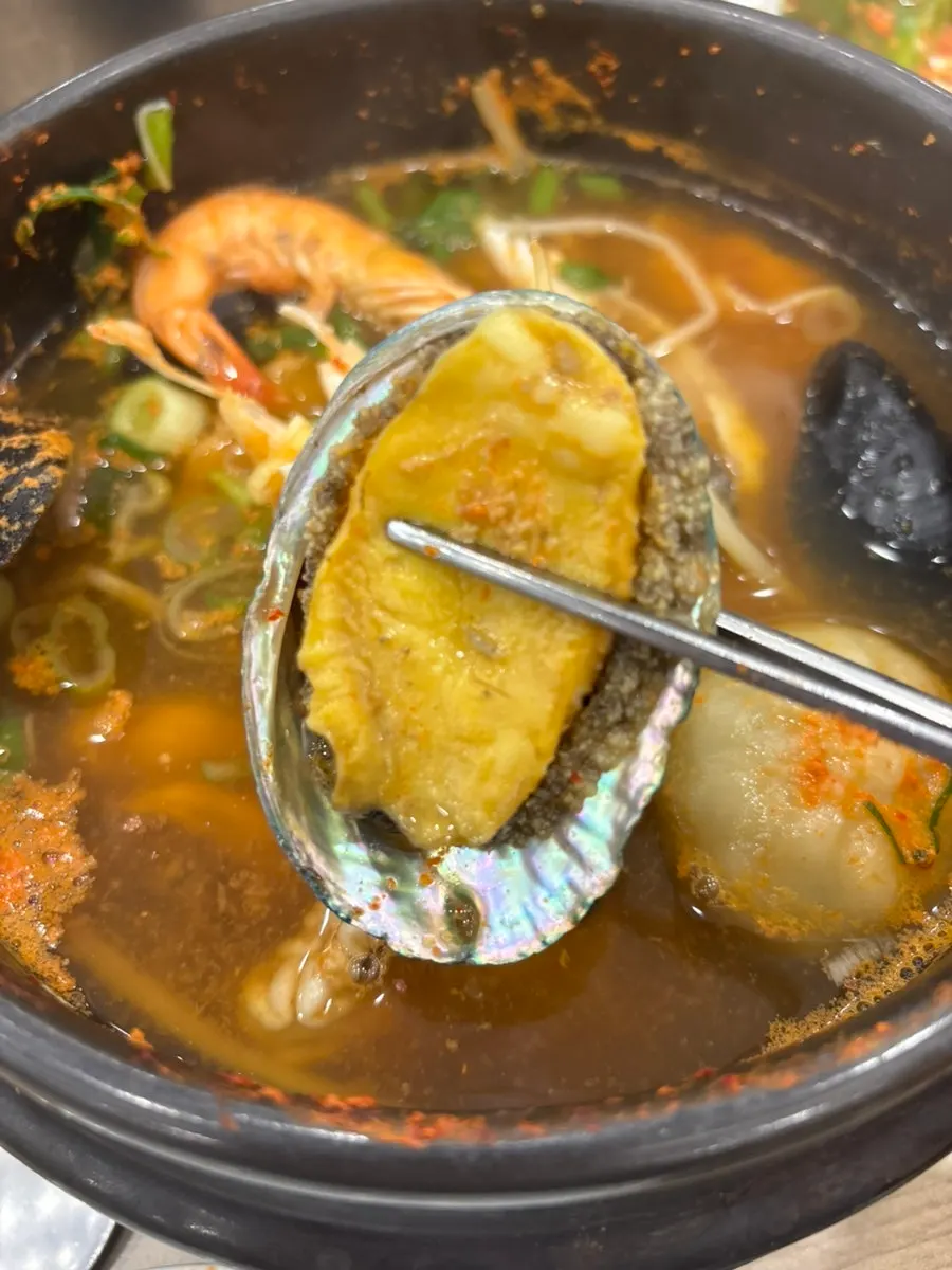 해물이 푸짐한 청국장 해물뚝배기