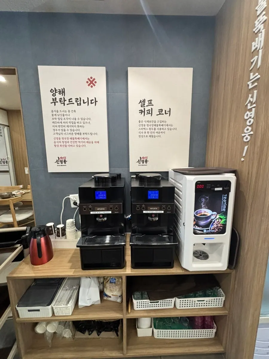 식사 후 쌓인 해산물 껍질