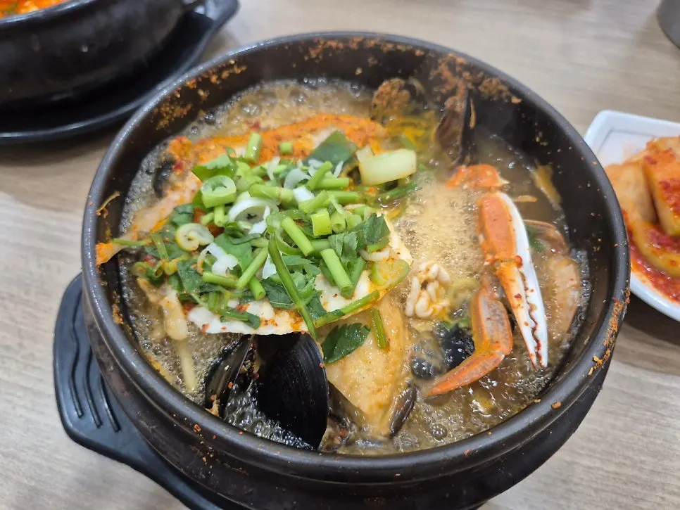 해물이 가득 담긴 해물뚝배기 한 상