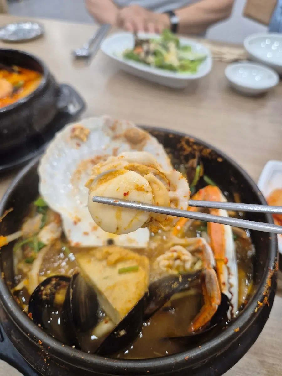 진하게 우러난 해물뚝배기 국물