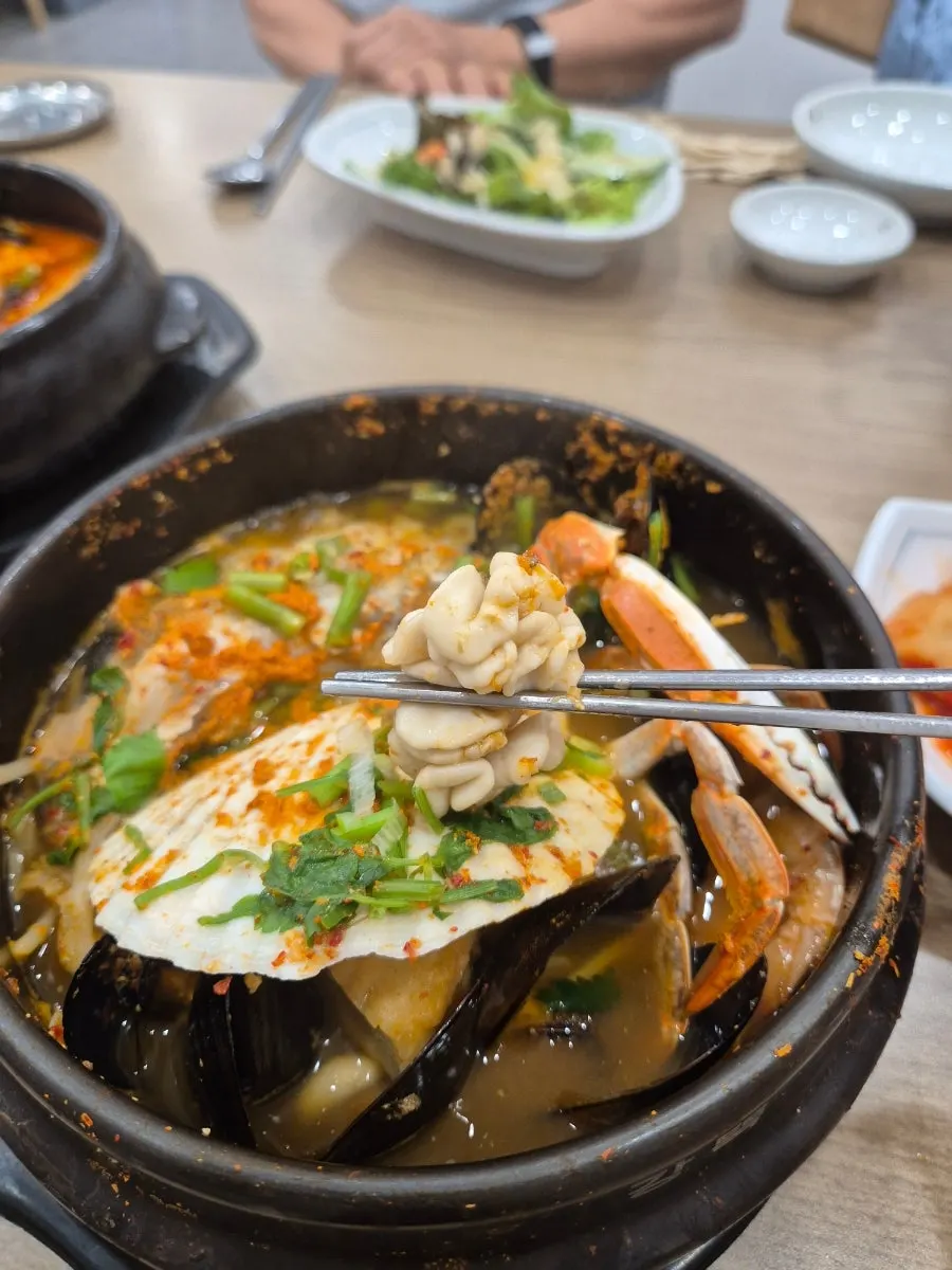 뚝배기째 끓여 나온 해물뚝배기