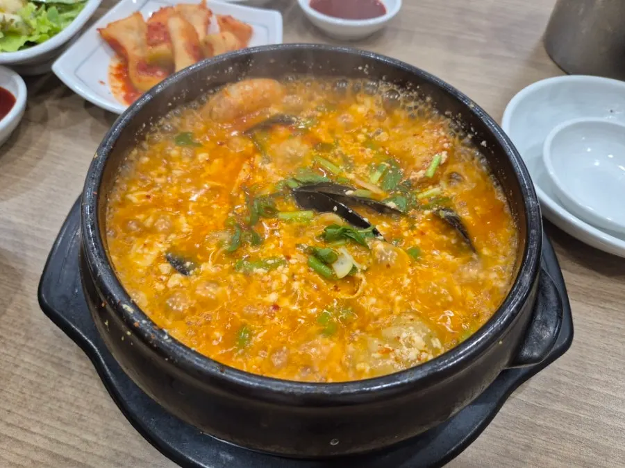 몽글몽글한 순두부가 담긴 뚝배기