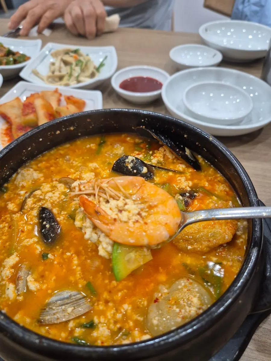 해물이 들어간 순두부찌개 건더기