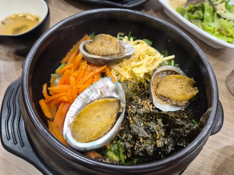 통전복이 올라간 전복뚝배기비빔밥