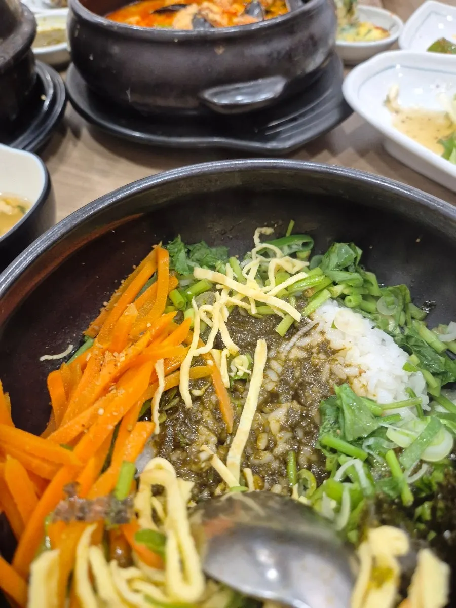 오색 야채와 전복내장 양념장 비빔밥