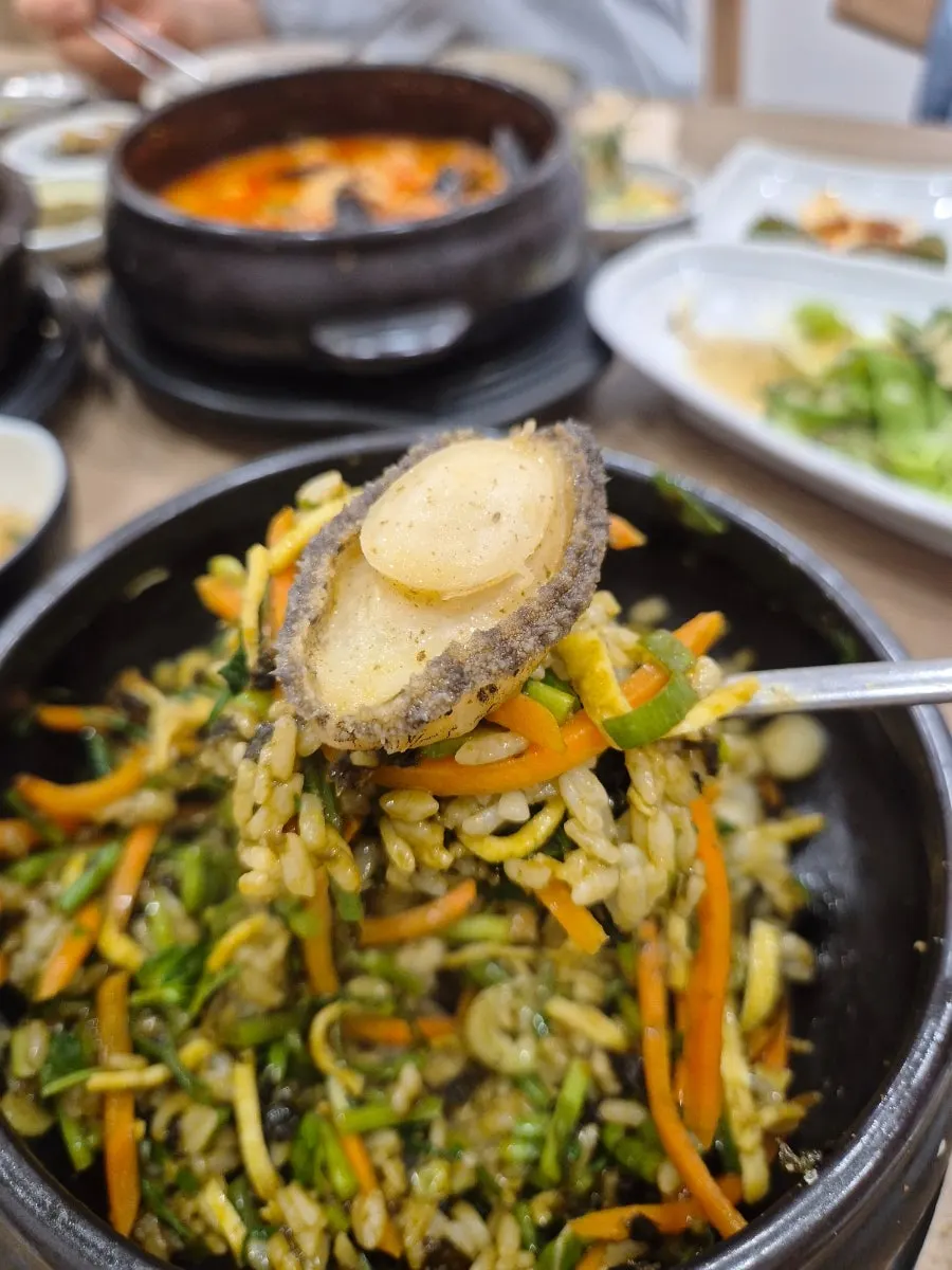 전복 세 개가 올라간 뚝배기비빔밥