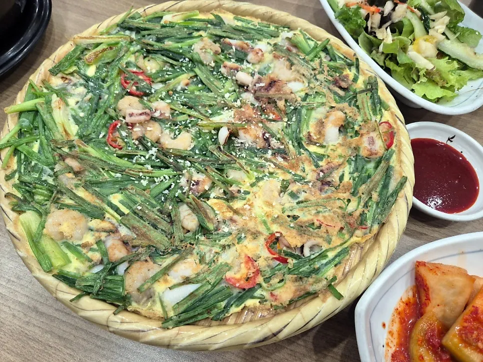 해물이 가득한 해물부추파전 한 접시
