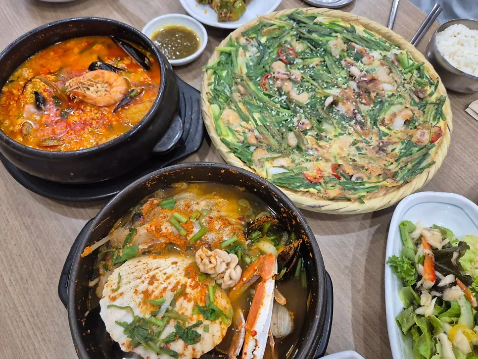 뚝배기 메뉴가 차려진 가족 식사 상차림