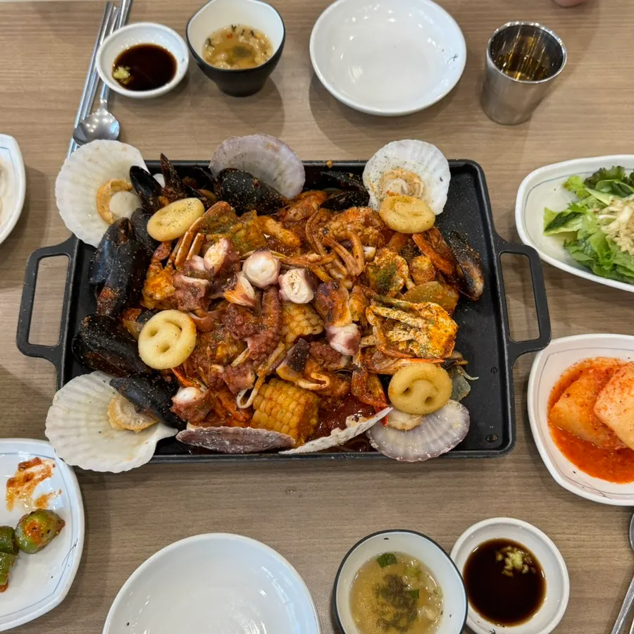 Close-up of sauce-tossed boiling seafood
