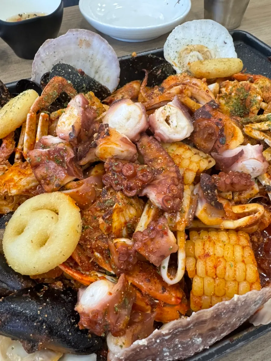 A mountain of piled-up seafood