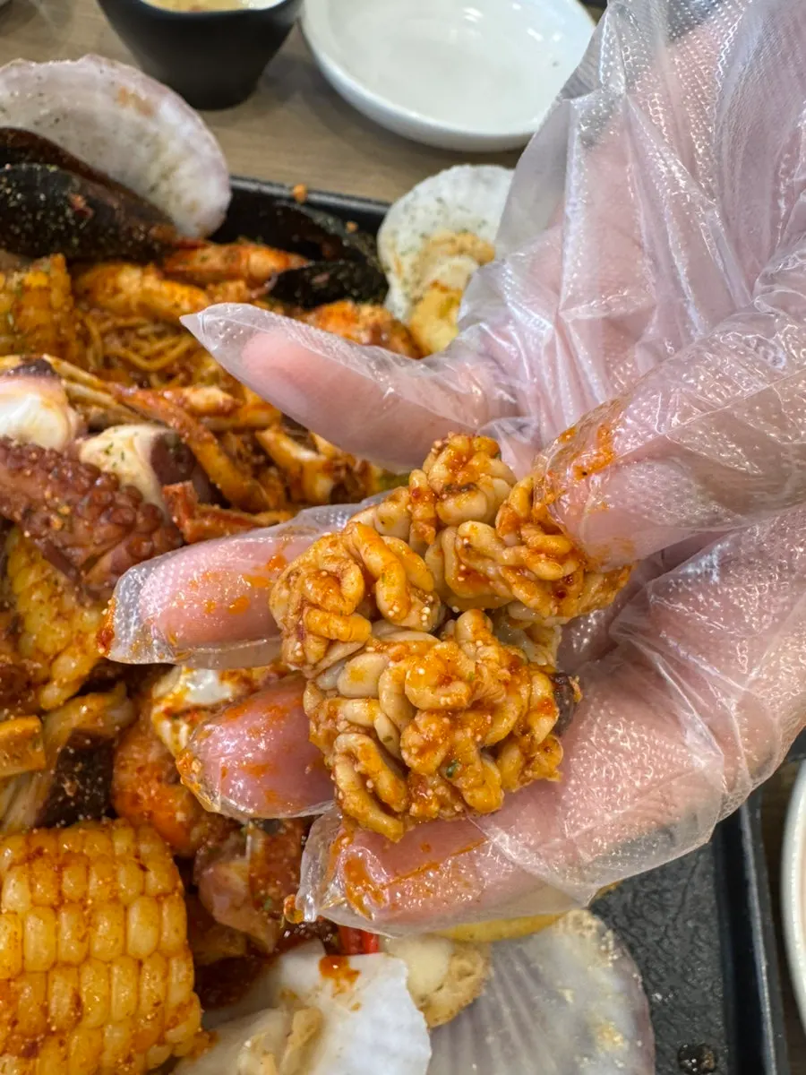 Peeled shrimp with sauce