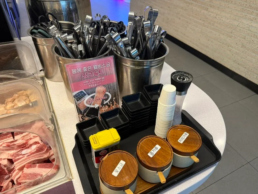 Side dish and sauce corner at the self-bar