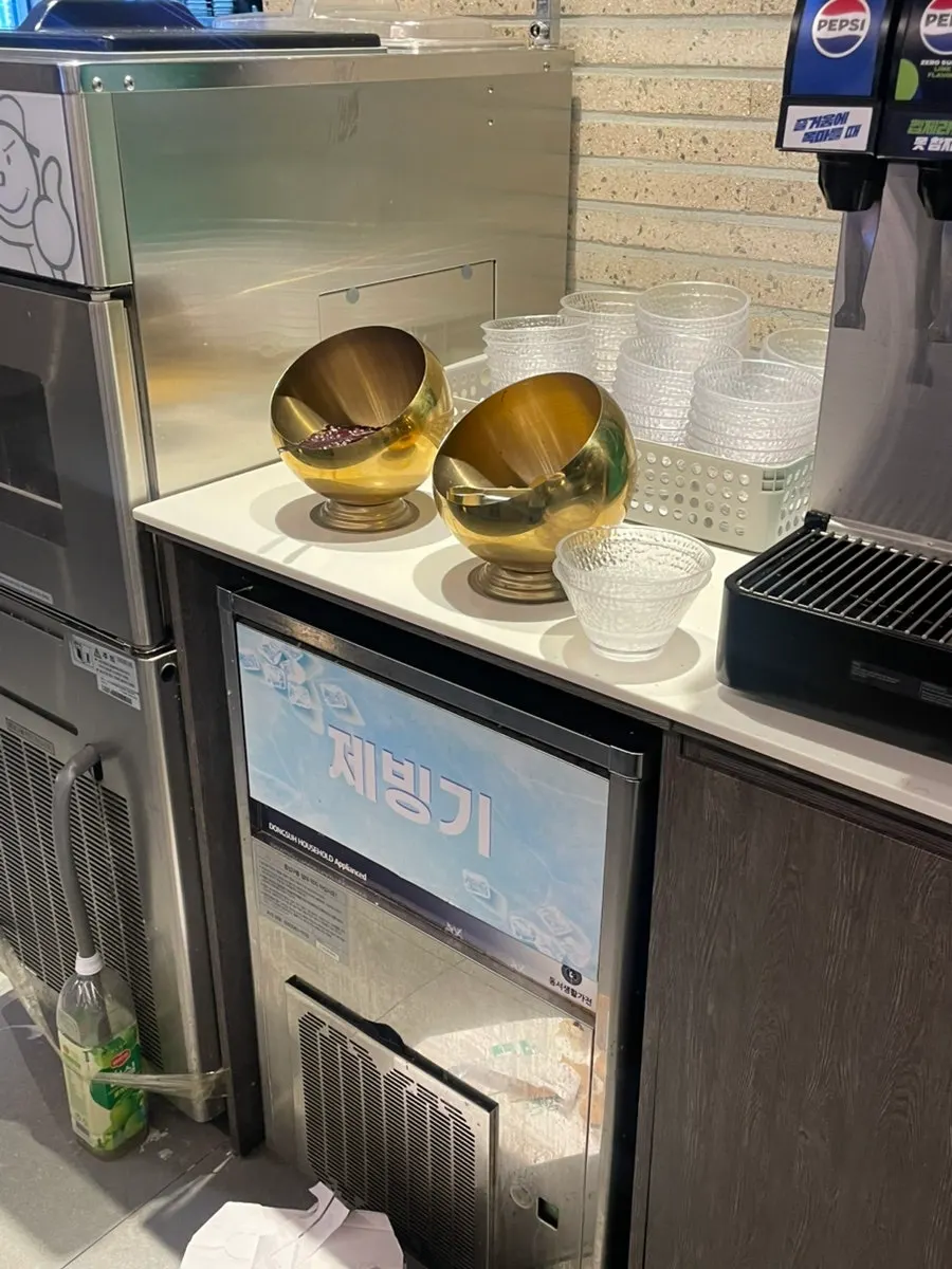 Drinks and dessert area at the Gankeun Galbi self bar