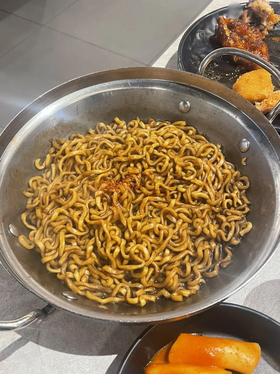 お肉と一緒に食べるセルフバーのチャパゲティ
