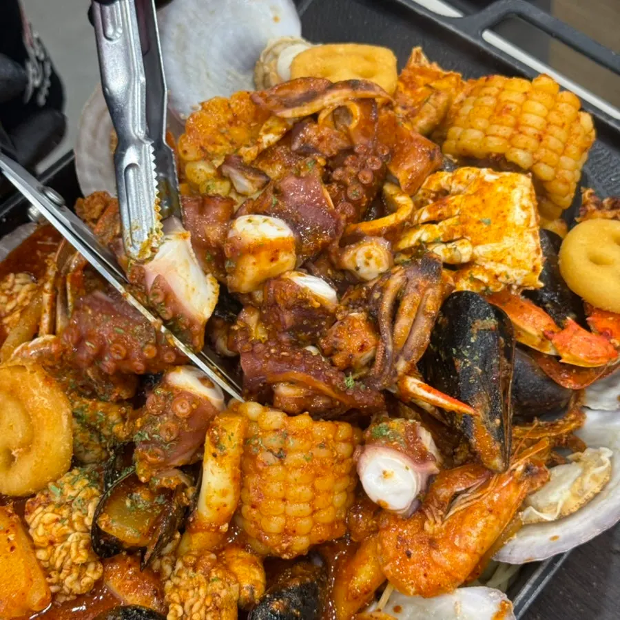 Boil seafood coated in red sauce