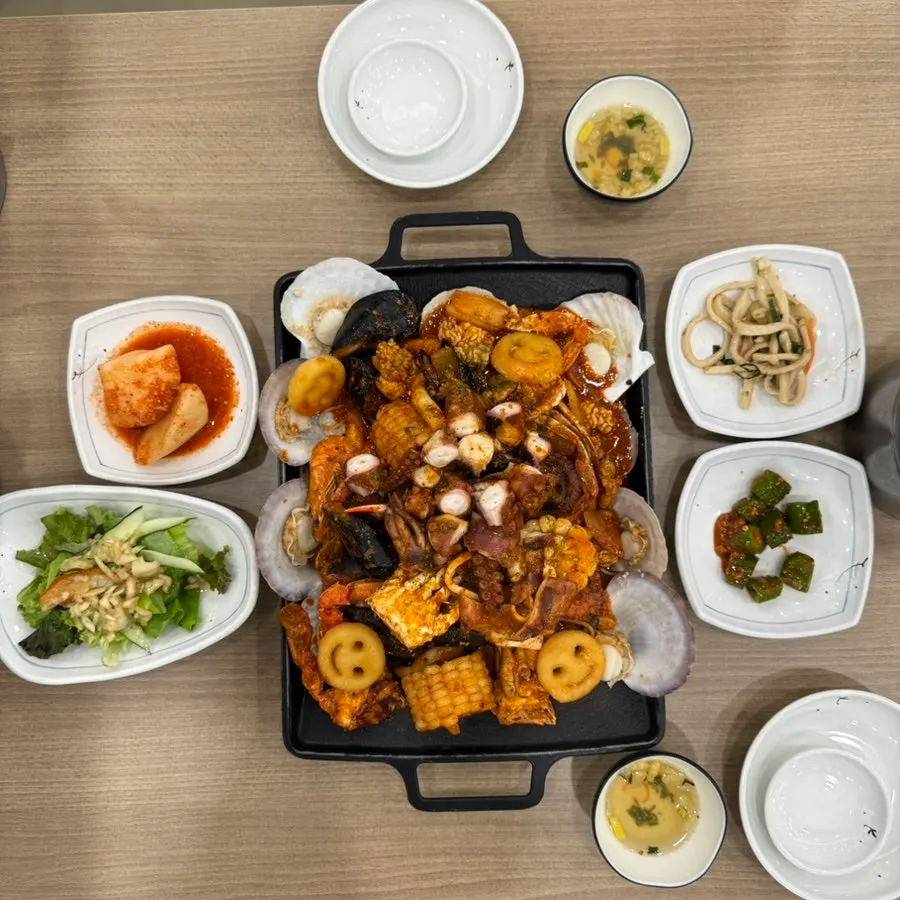 Shrimp and clams visible in the boil platter