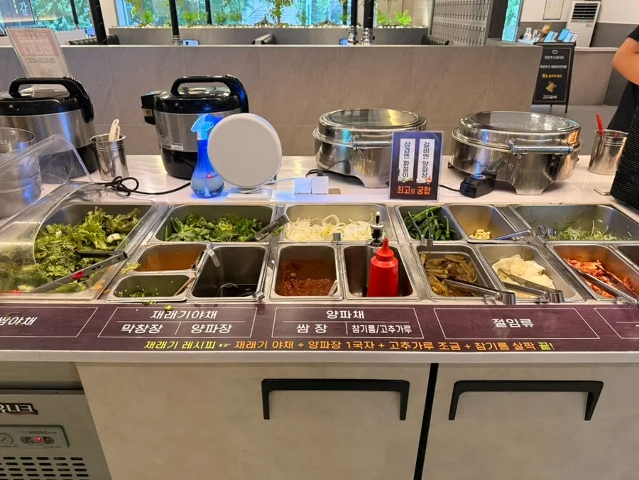 Serving robot in front of the self-bar