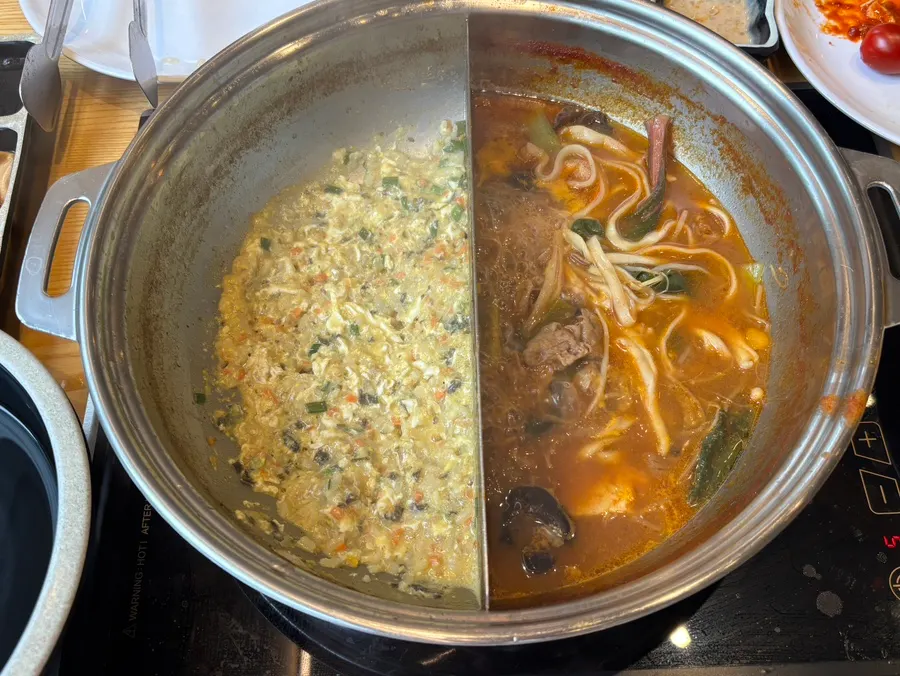 Shabu-shabu with bean sprouts and meat