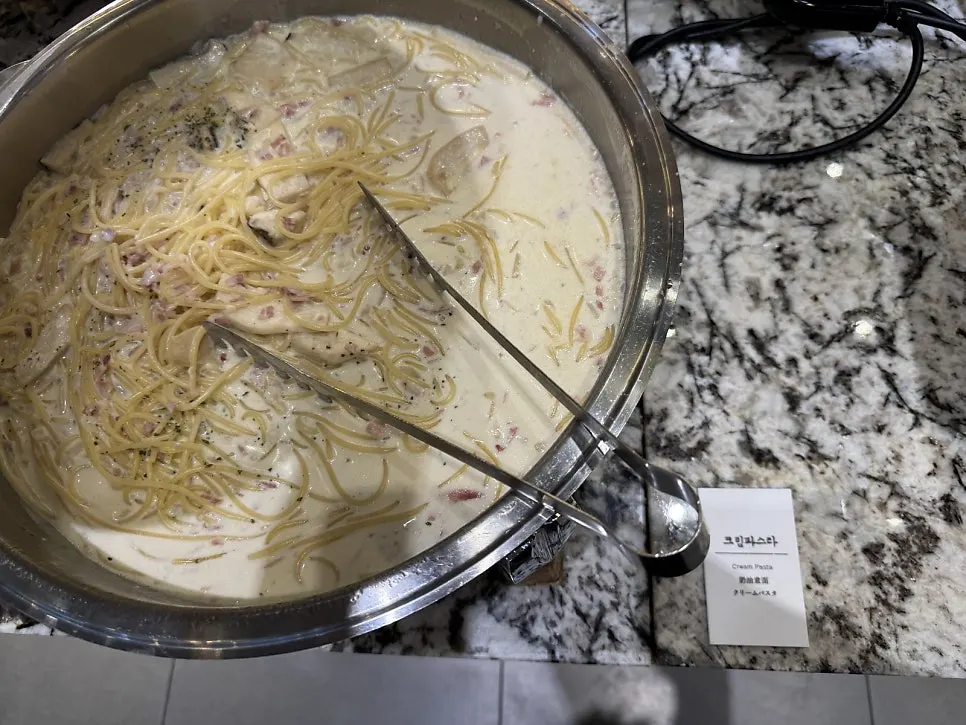 Pasta and pad thai meal options