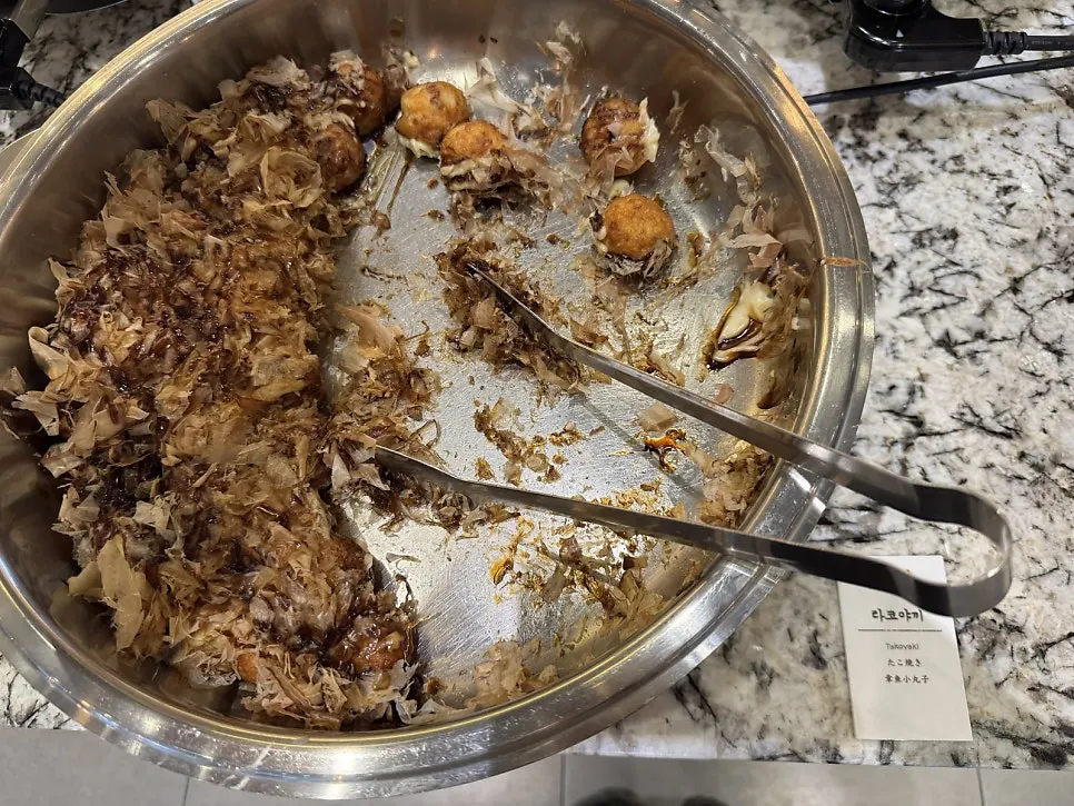 Meal corner with fried chicken