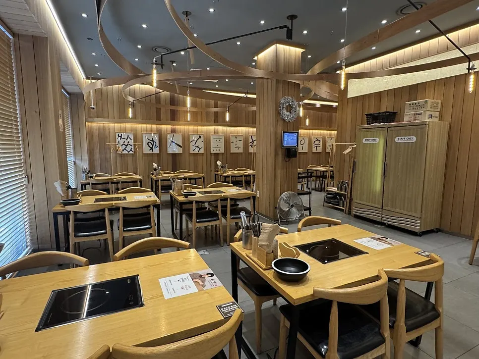 Spacious, clean interior of Shabu20