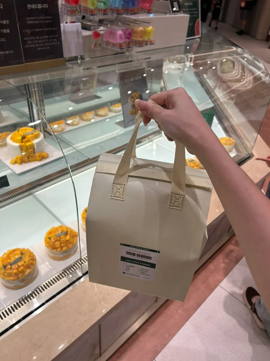 Siznique's insulated bag cake packaging