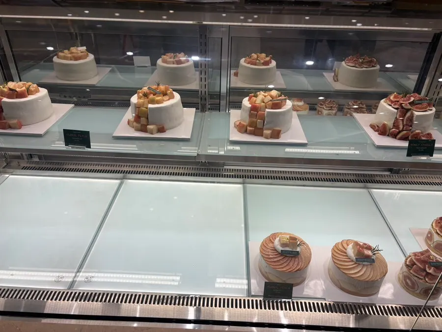 Siznique cake showcase display