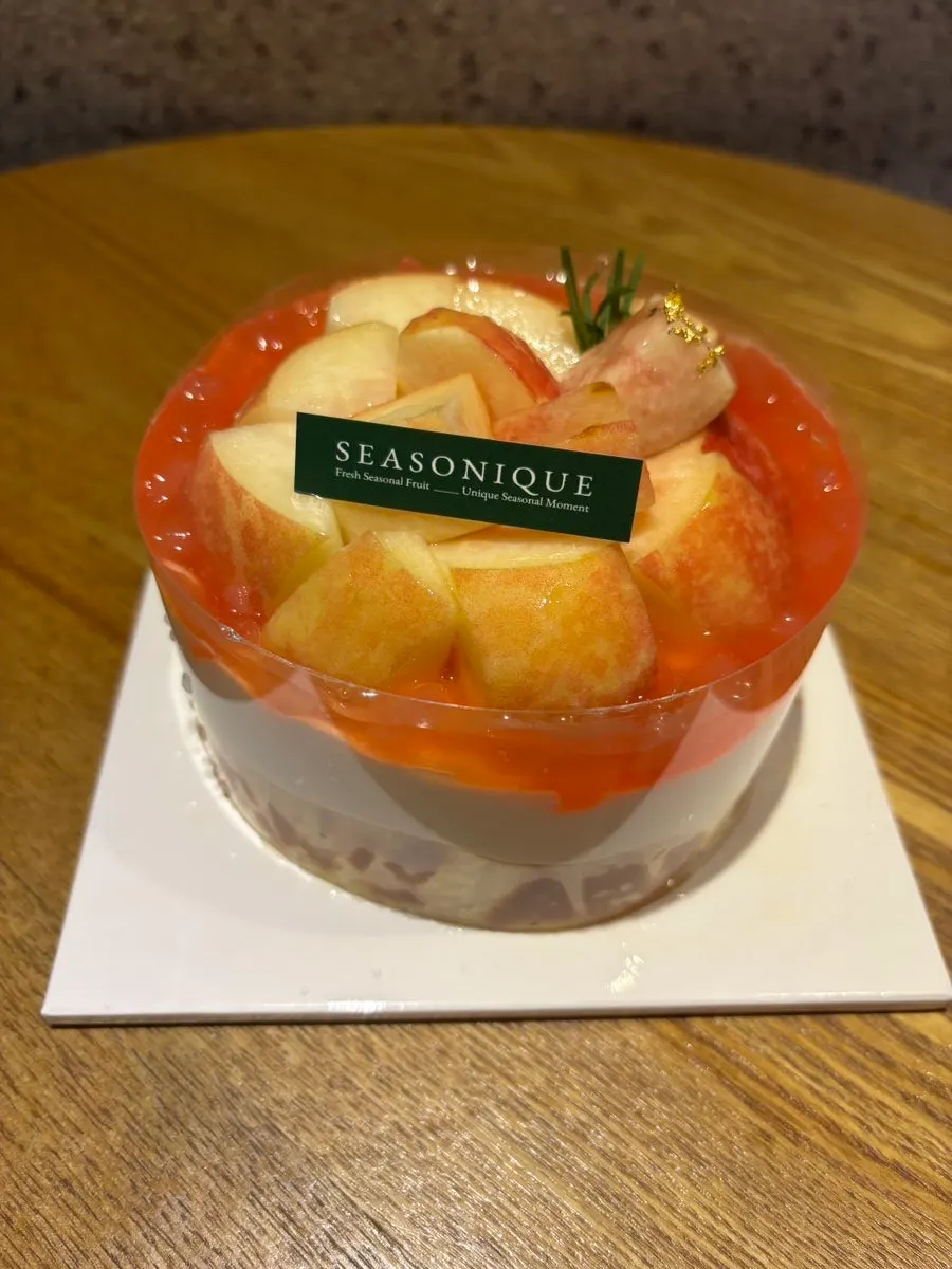 Siznique peach cake with the box opened