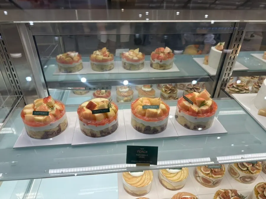 Siznique fruit cakes displayed by size