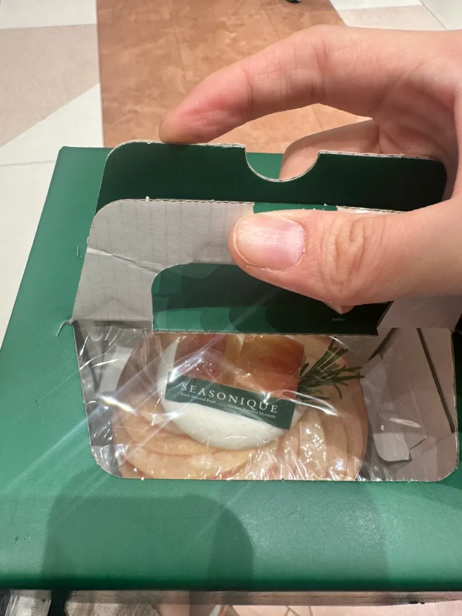 Green packaging box for a Siznique cake