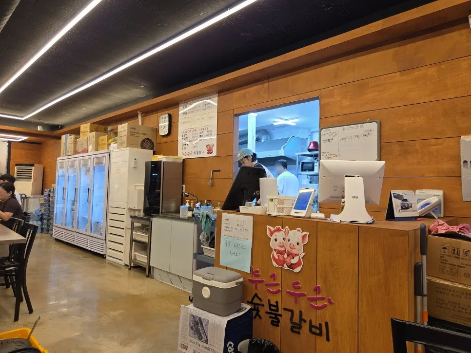 가족 단위로 앉기 좋은 큰 테이블