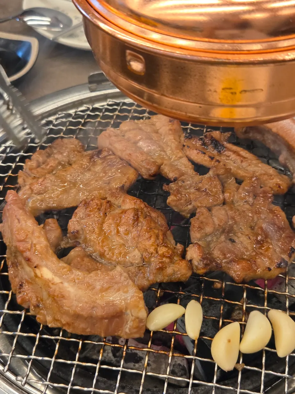 석쇠에 마늘과 함께 올린 돼지양념갈비