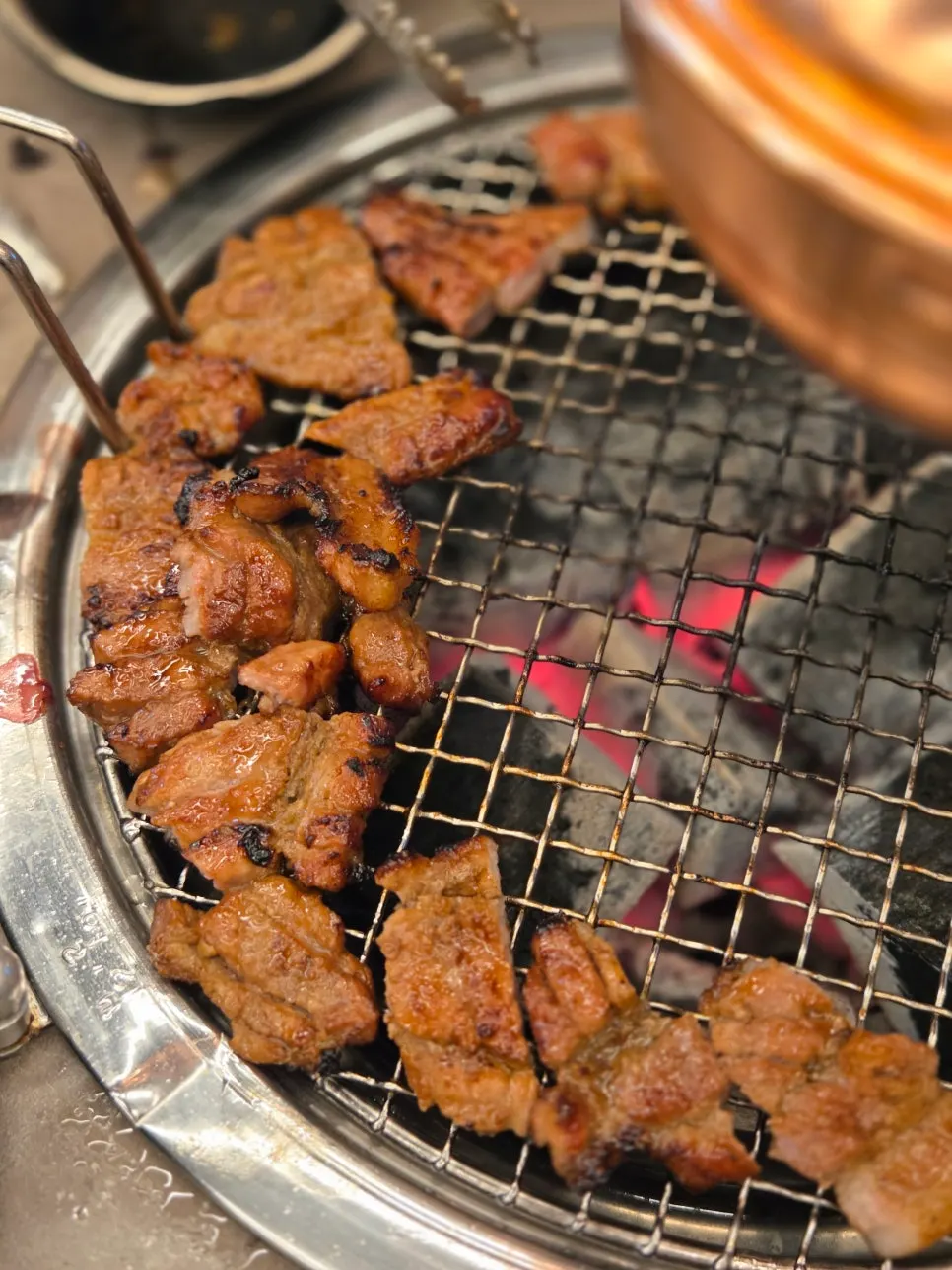 노릇하게 익어가는 숯불 양념갈비
