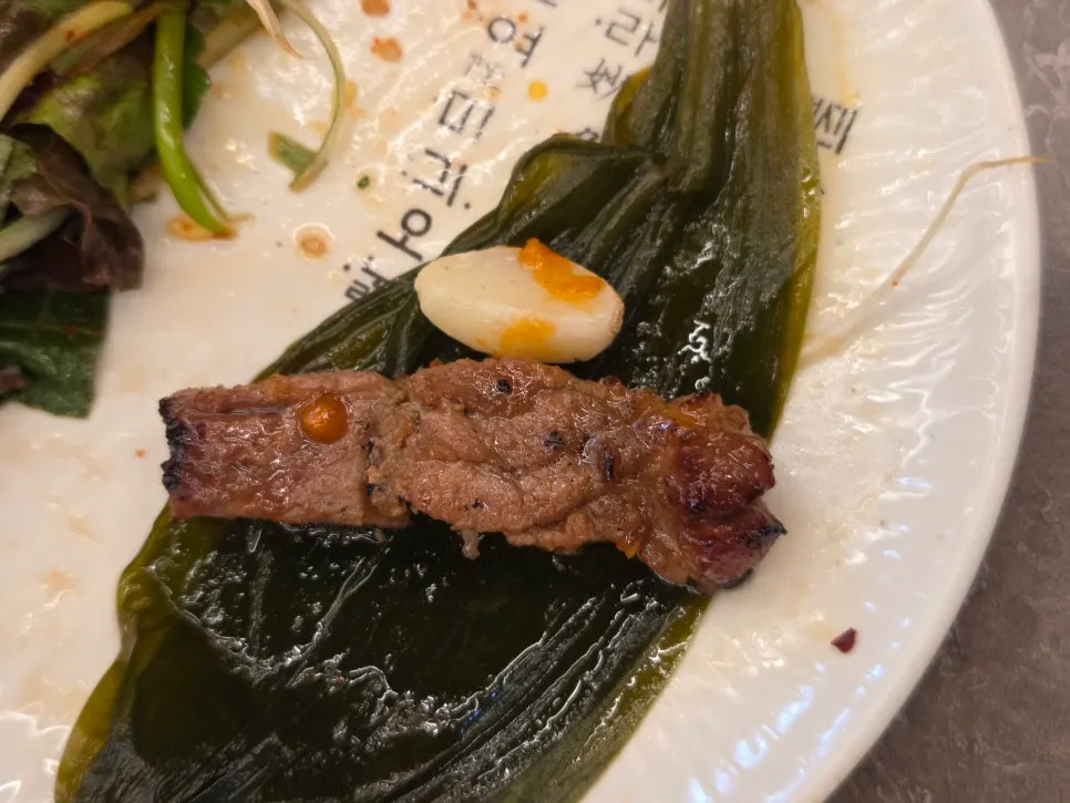 명이나물에 갈비와 마늘을 올린 쌈
