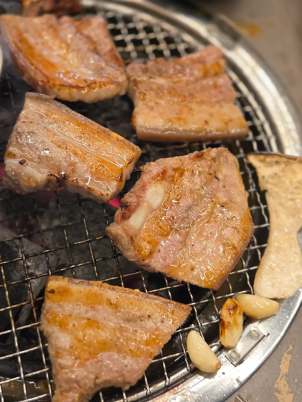석쇠에 올린 두툼한 생삼겹살