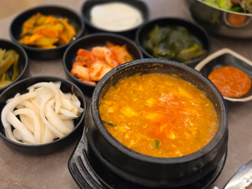 칼칼한 순두부찌개와 고기 상차림