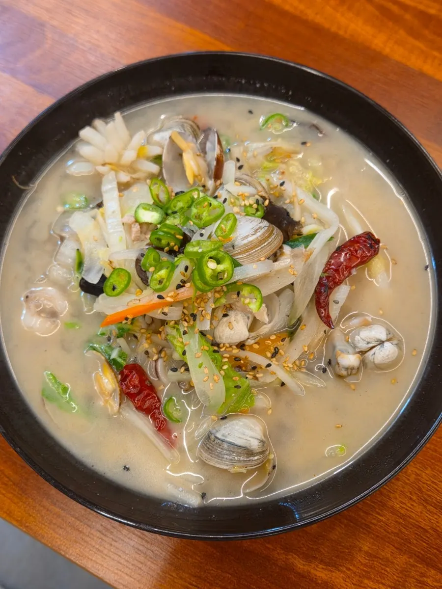 Clam white jjamppong topped with Cheongyang peppers