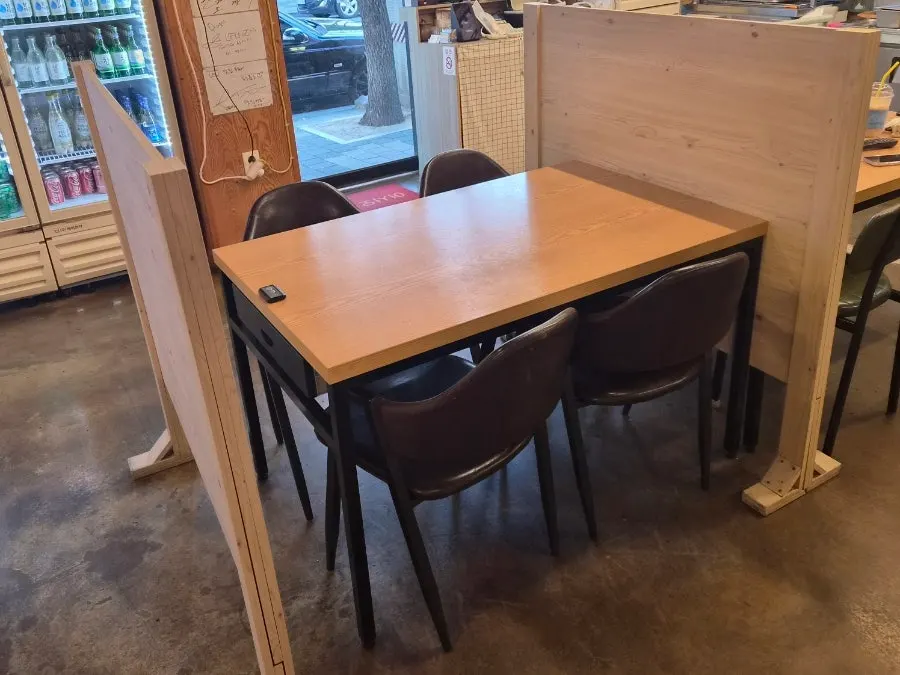 매장 내 사인과 인증 사진