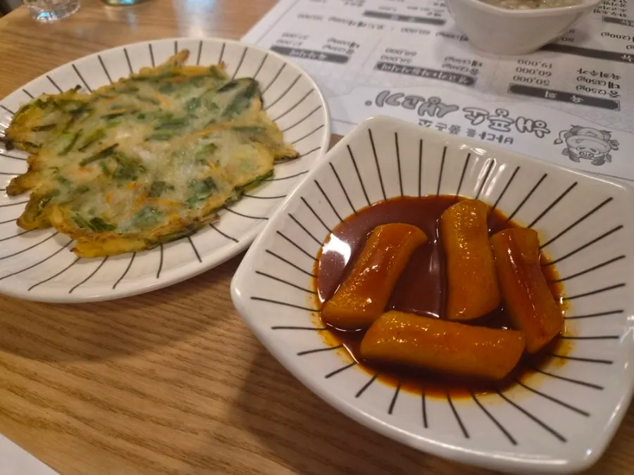 다양하게 차려진 밑반찬
