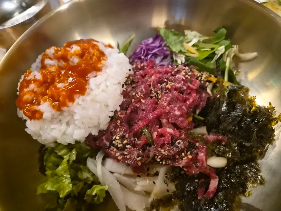 육회비빔밥과 공기밥