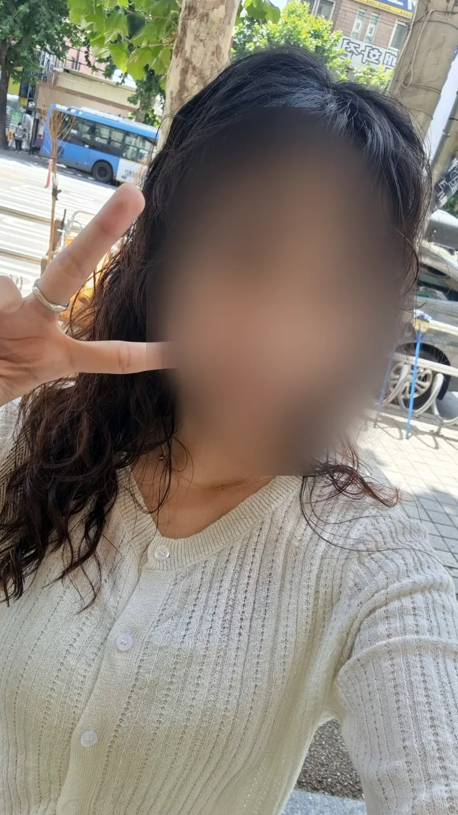 앞머리까지 함께 말린 히피펌 옆모습