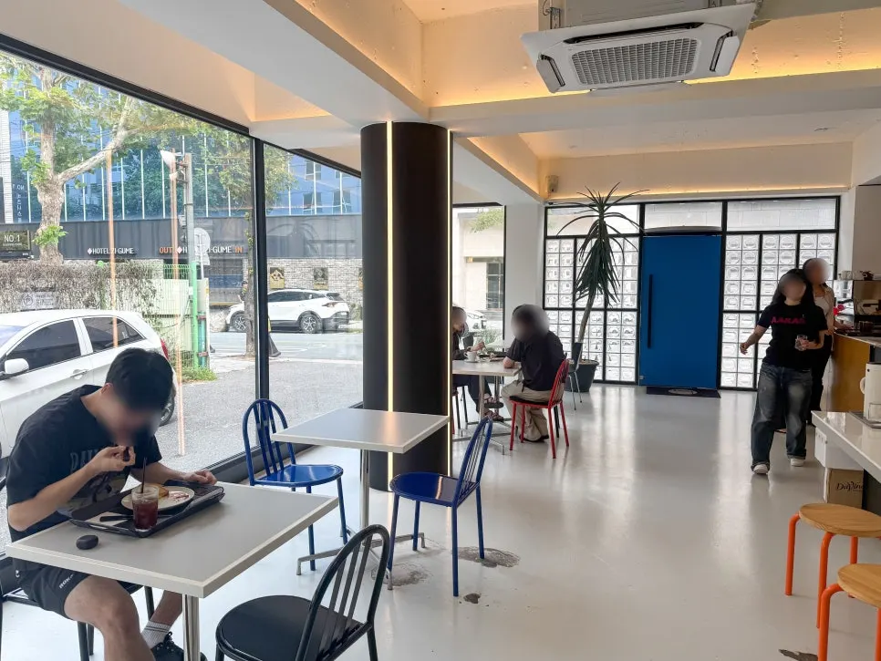 Modern, clean two-person seating on Baut's first floor