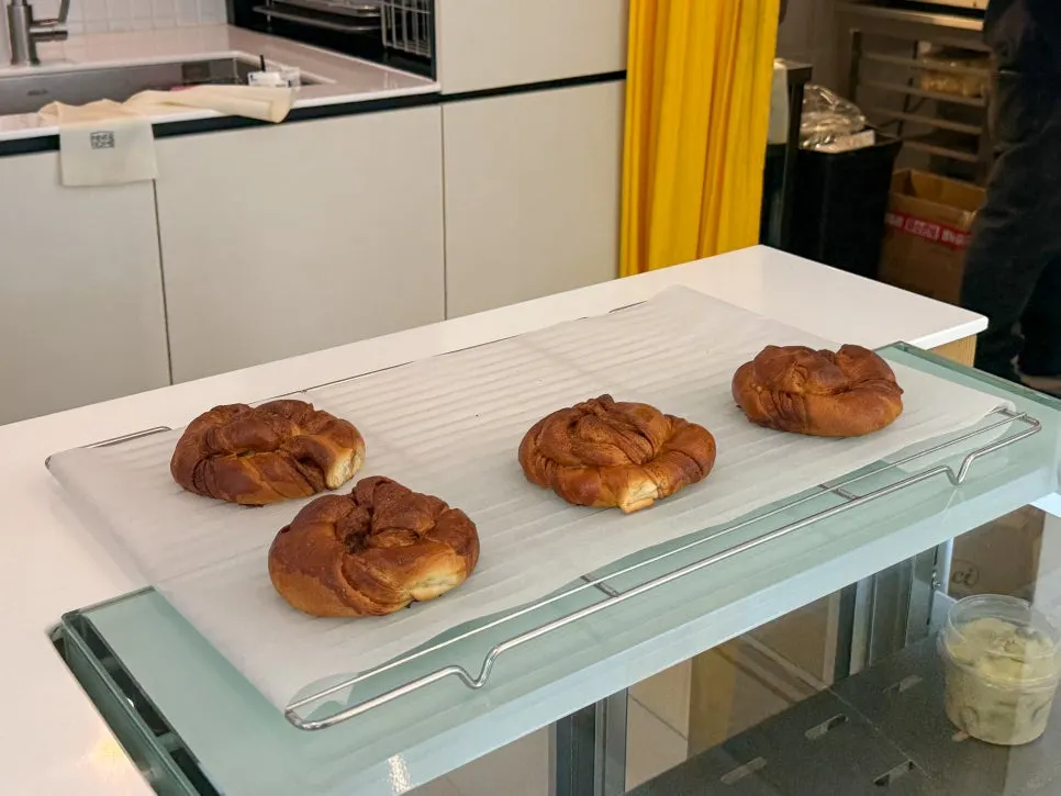 Dessert display case with a cinnamon bun inside